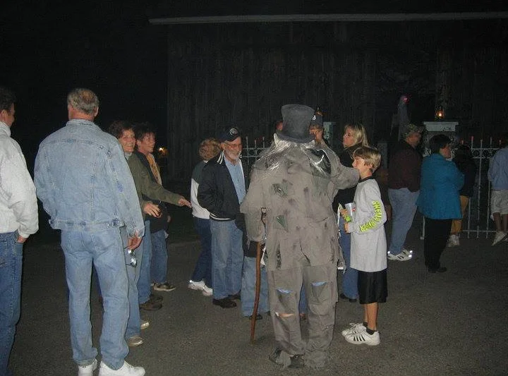 Eerie Acres Farm, The neighborhood